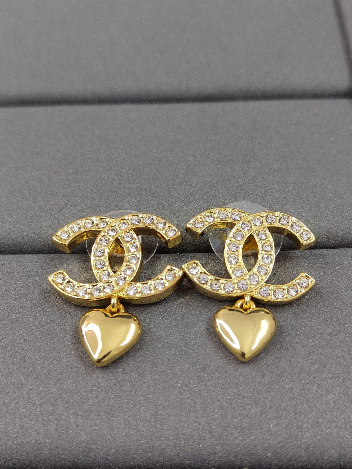 Chanel Classic Diamond Heart Earrings - 18K Yellow Gold
