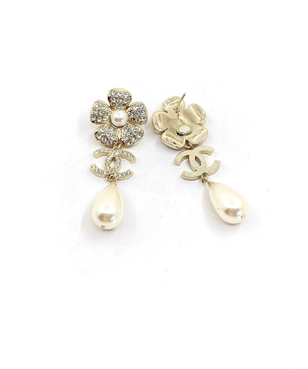 Chanel Pearl Flowers Earrings - 18K Yellow Gold