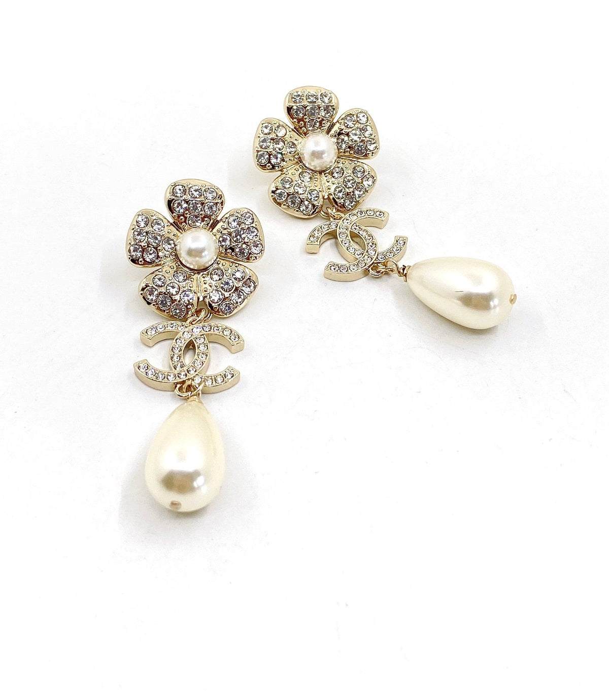 Chanel Pearl Flowers Earrings - 18K Yellow Gold