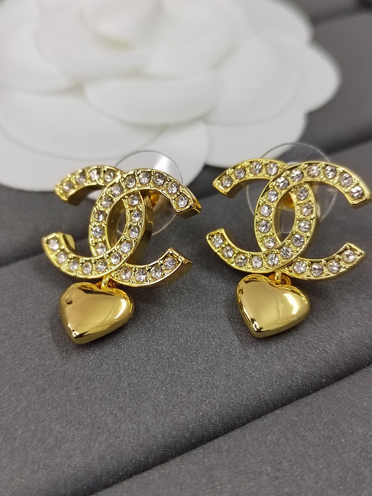 Chanel Classic Diamond Heart Earrings - 18K Yellow Gold