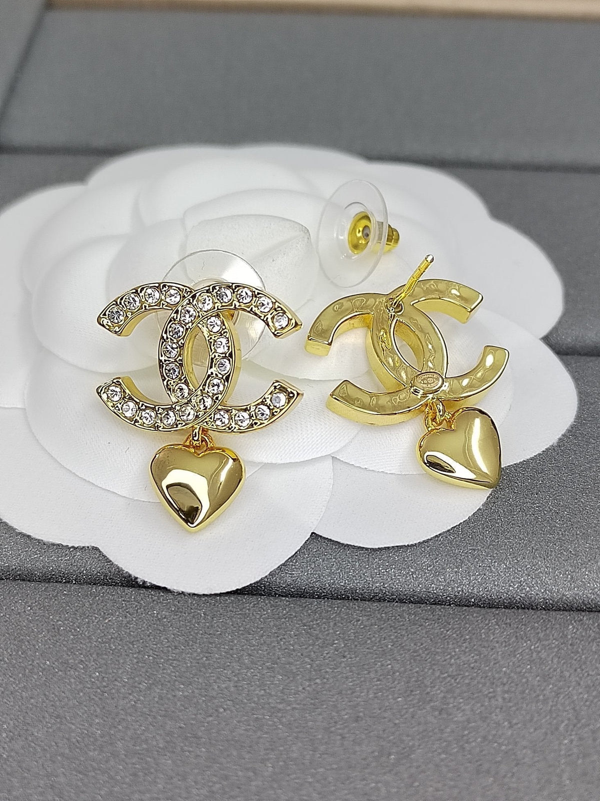 Chanel Classic Diamond Heart Earrings - 18K Yellow Gold