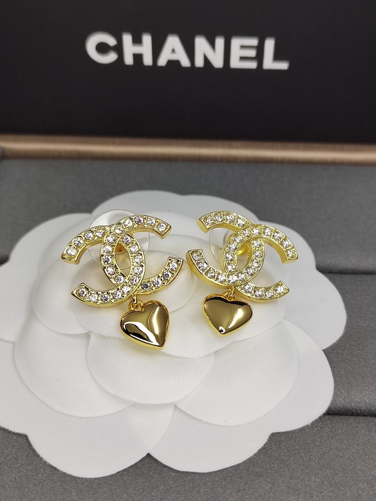 Chanel Classic Diamond Heart Earrings - 18K Yellow Gold