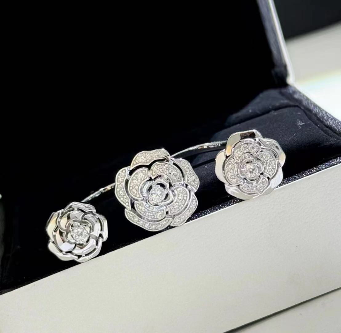 Chanel Extrait De Camelia Transformable Ring - 18K Gold