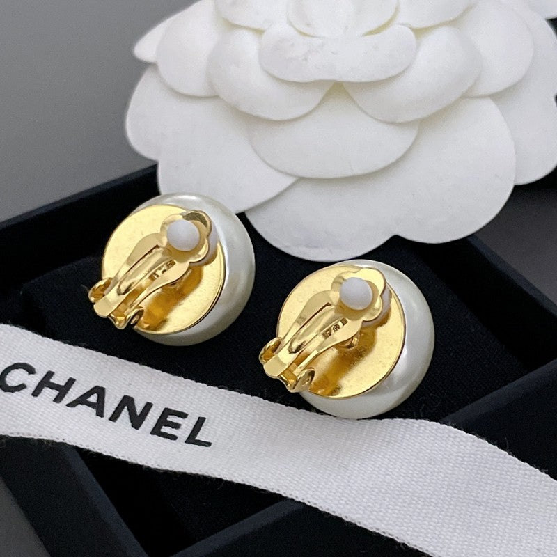 Chanel Pearl Gold Round Earrings - 18K Yellow Gold