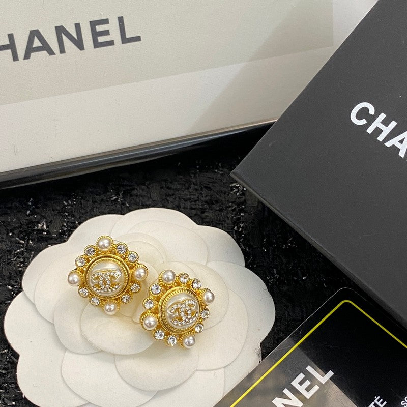 Chanel Pearl Earrings - 18K Yellow Gold
