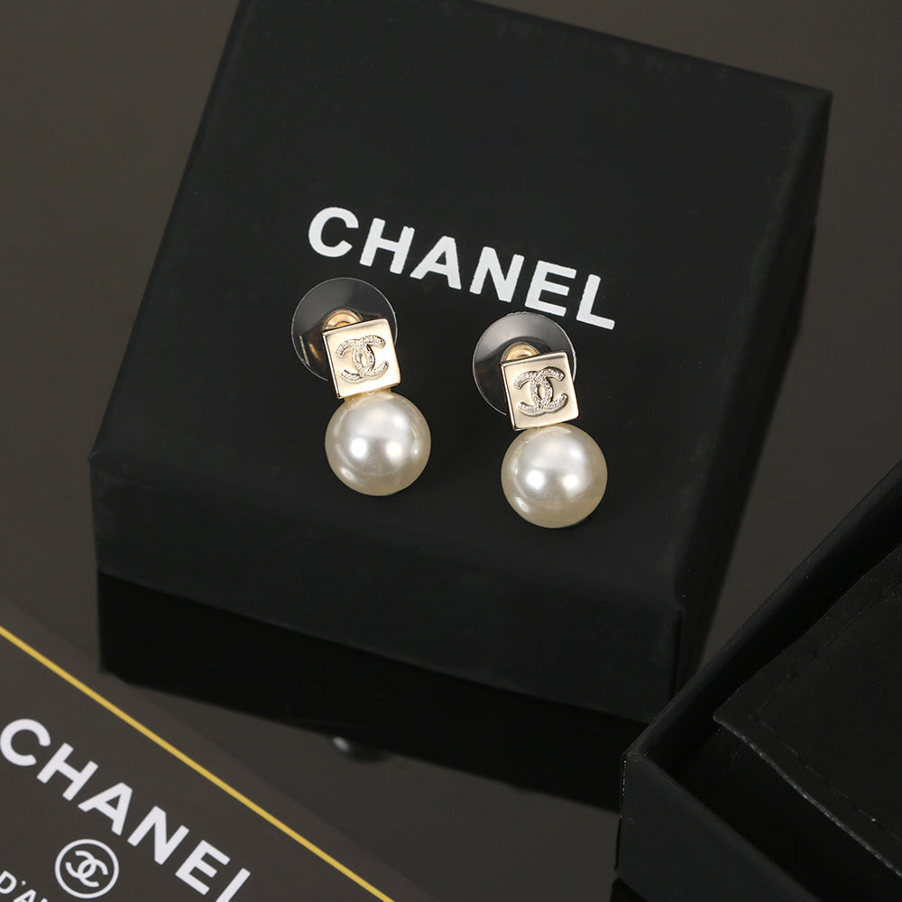 Chanel Pearl Earrings - 18K Yellow Gold