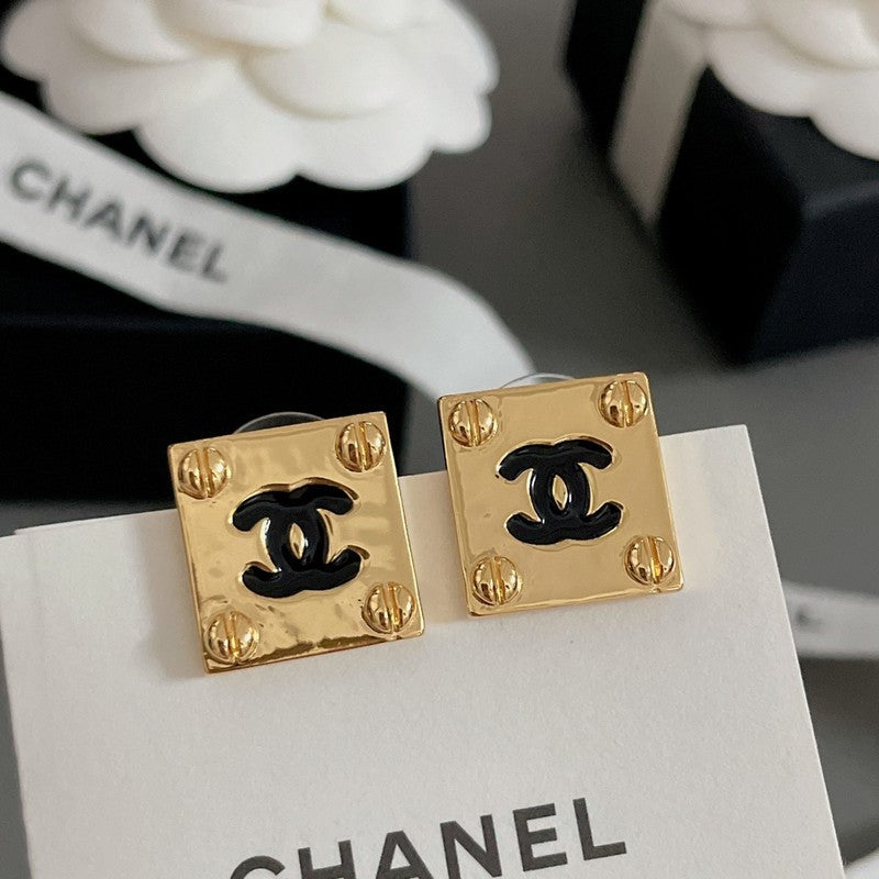 Chanel Black Gold Square Earrings - 2 cm Height - 18K Yellow Gold
