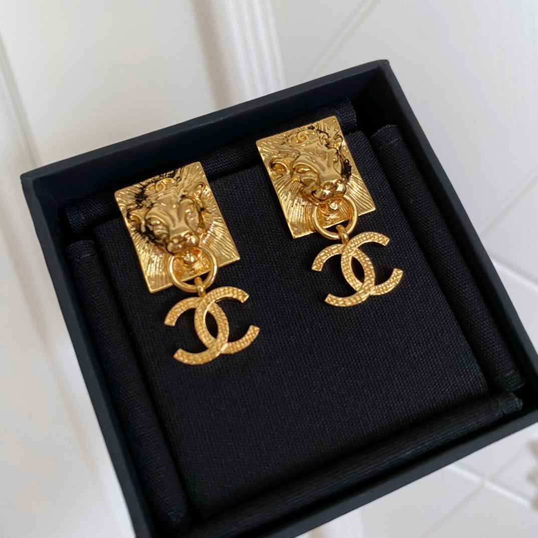 Chanel Lion Sharp Earrings - 18K Yellow Gold