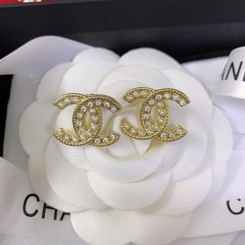 Chanel Pearl Earrings - 1.85 cm Height - 18K Yellow Gold