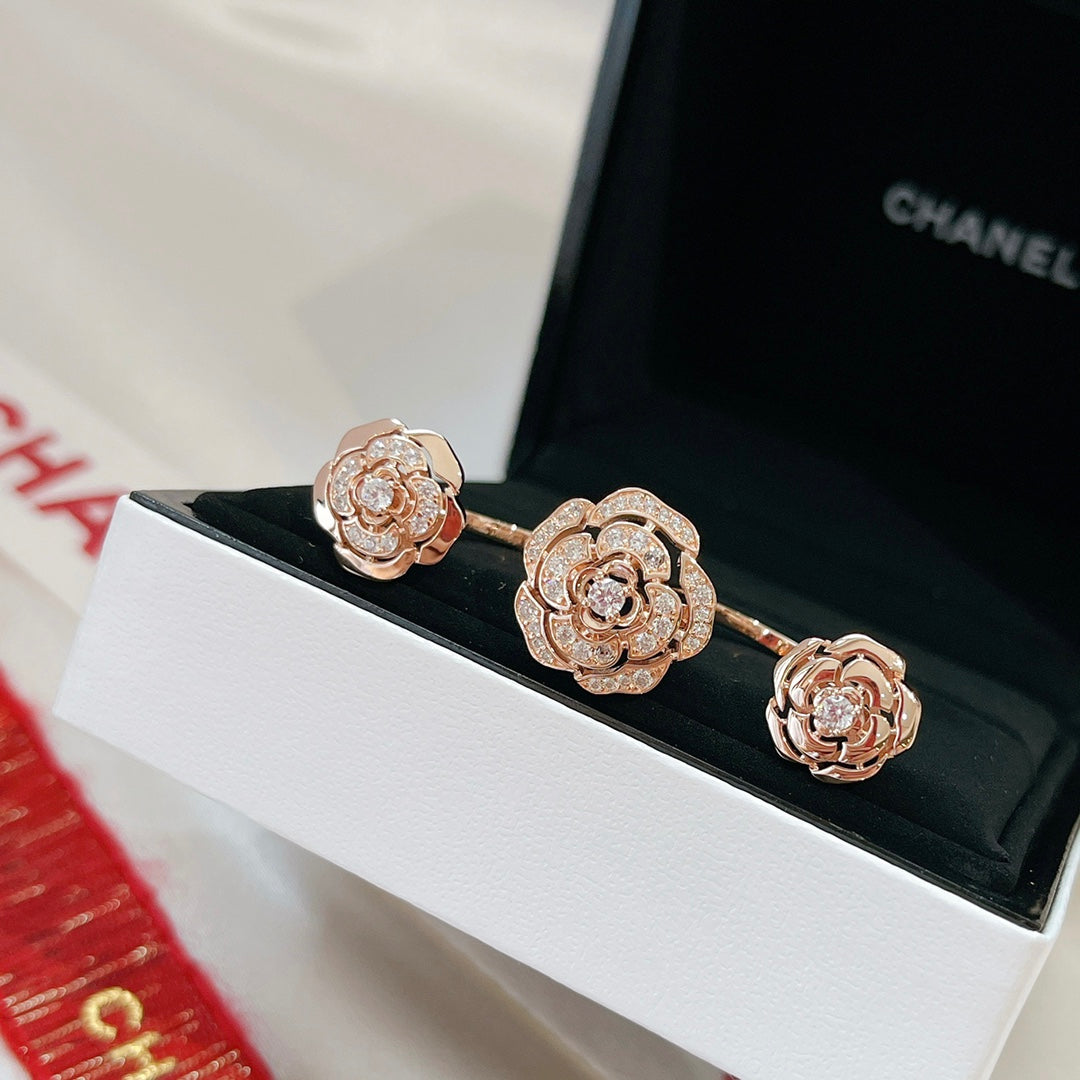 Chanel Extrait De Camelia Transformable Ring - 18K Gold
