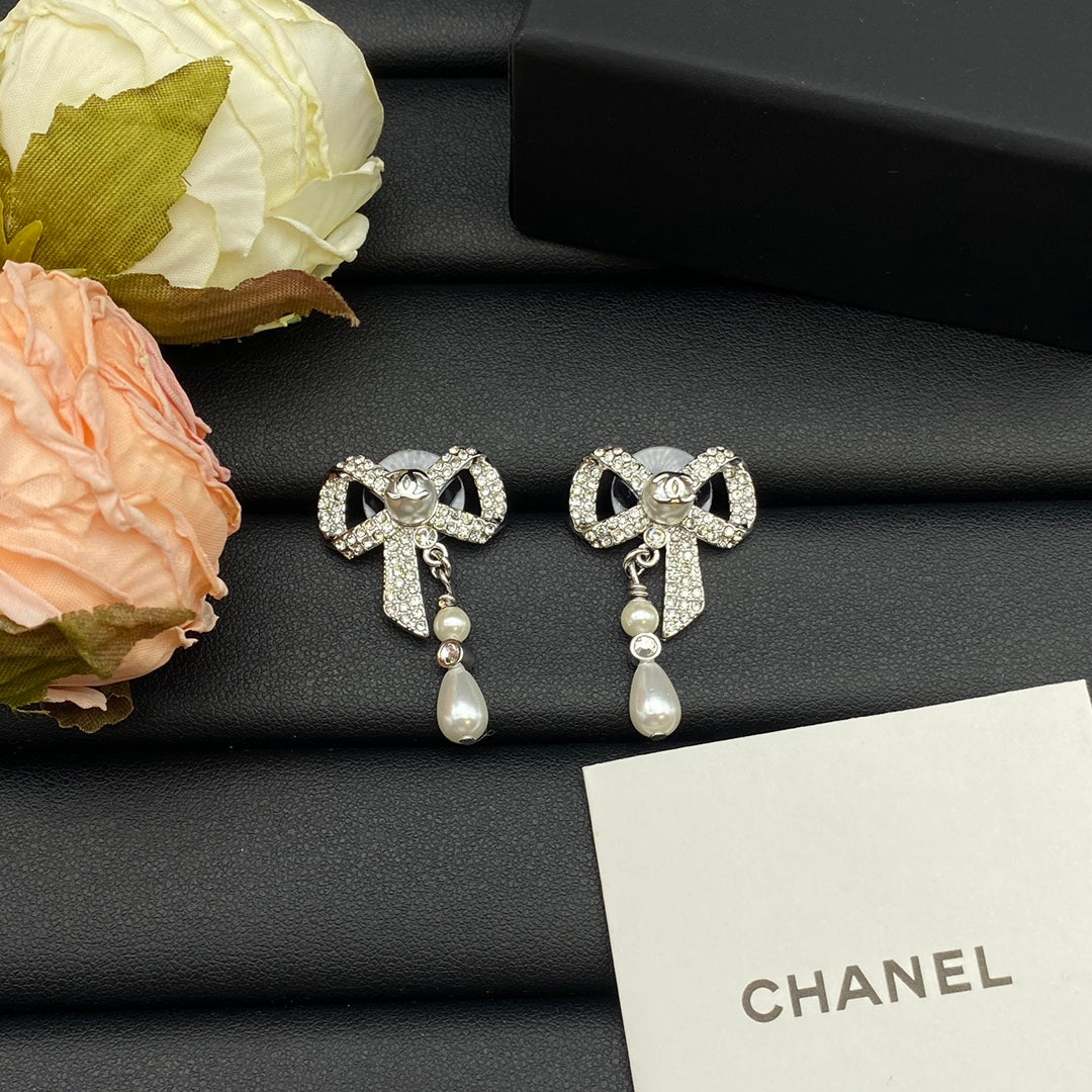 Chanel Butterfly Pearl Earrings - 18K Yellow Gold