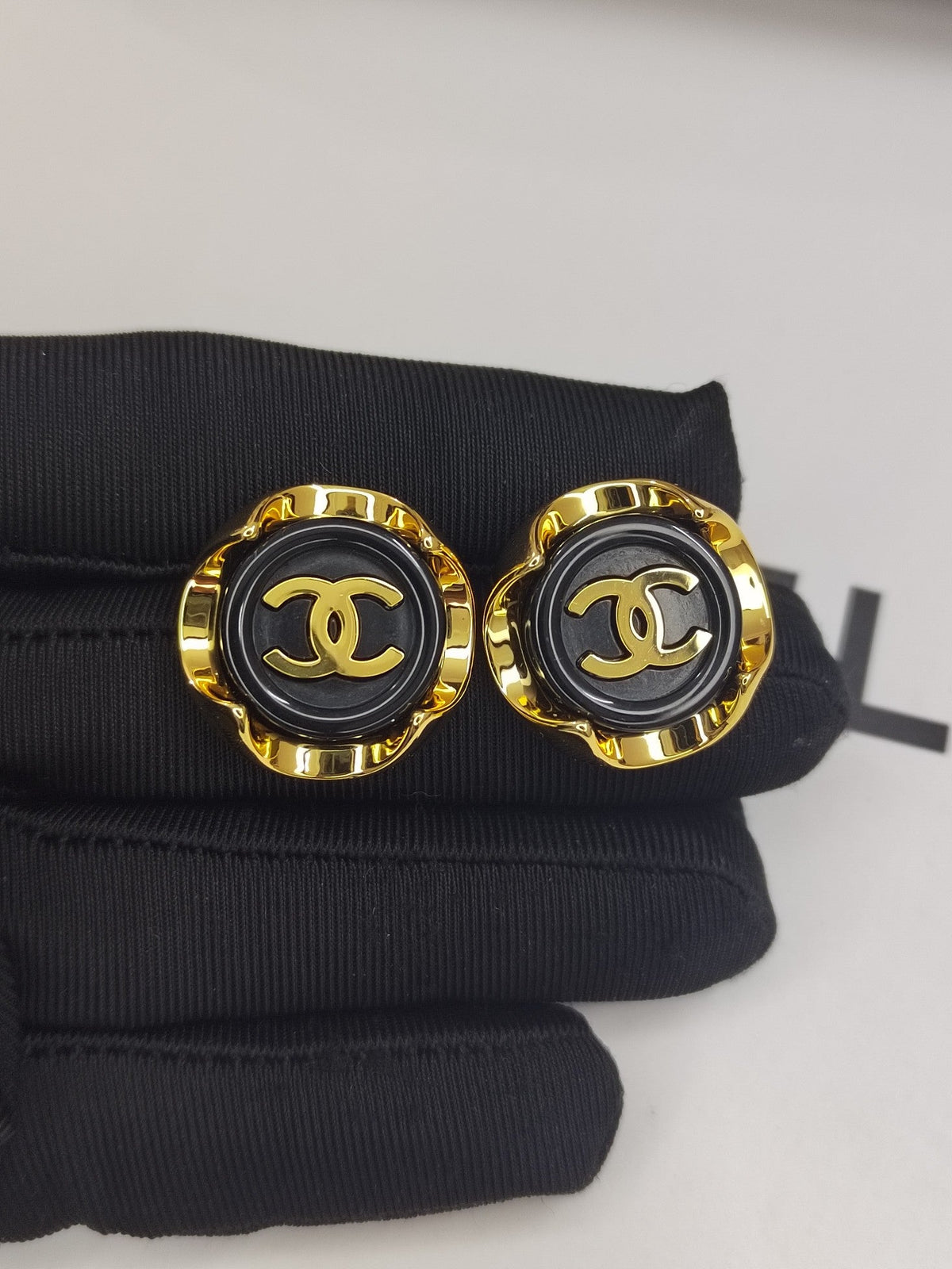 Chanel Black Earrings - 2.3 cm Height - 18K Yellow Gold