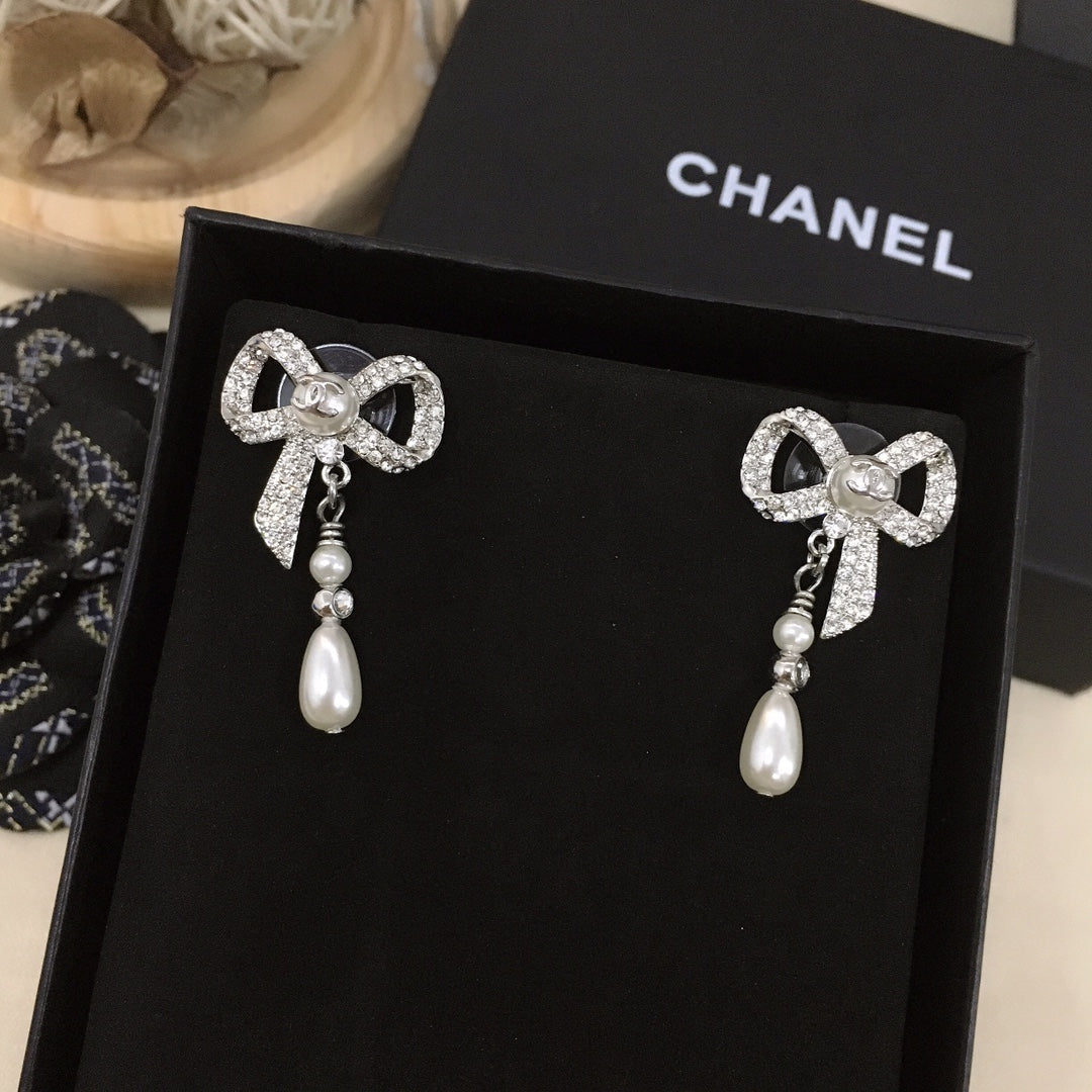 Chanel Bow Tie Diamond Earrings - 18K White Gold