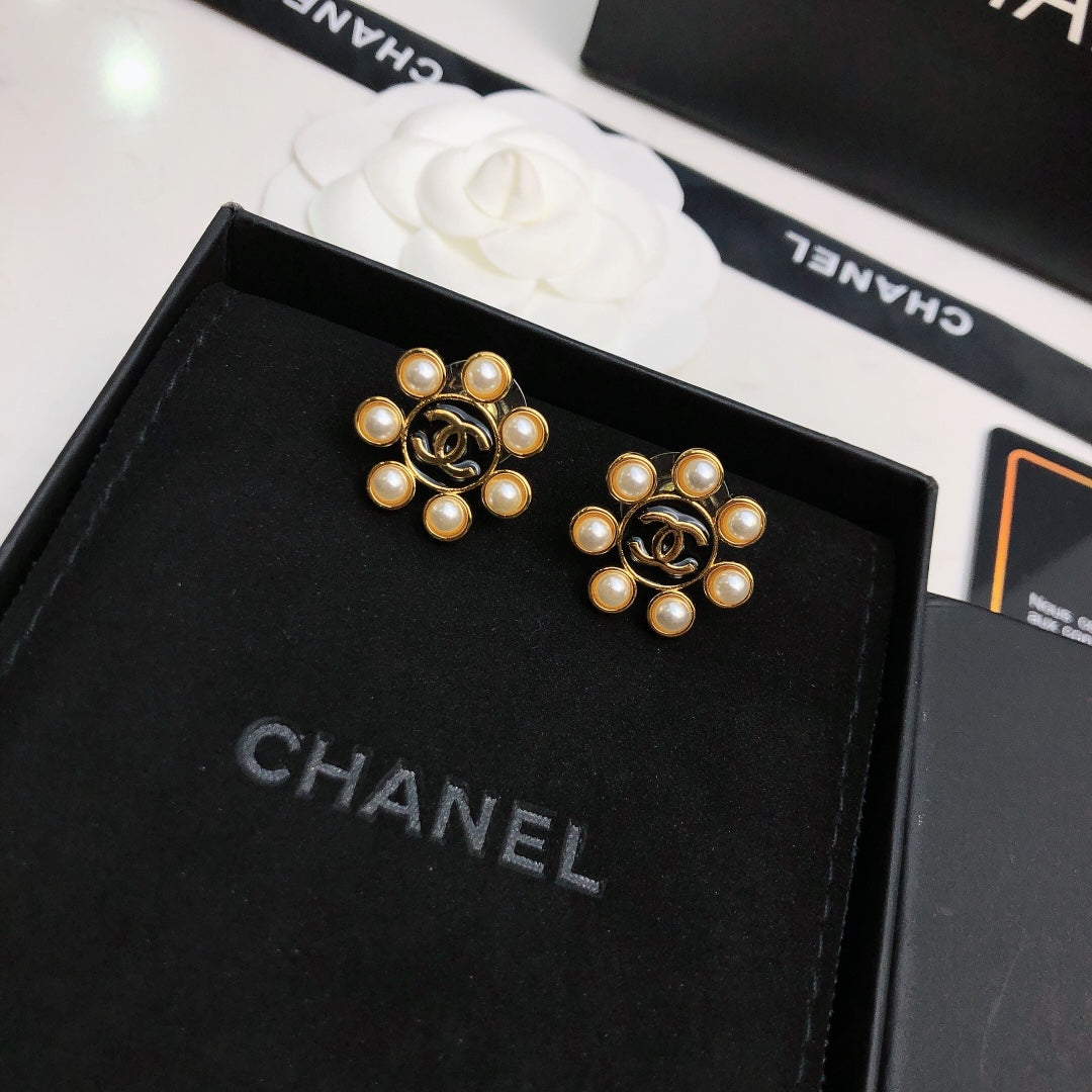 Chanel Flower Pearl Earrings - 18K Yellow Gold