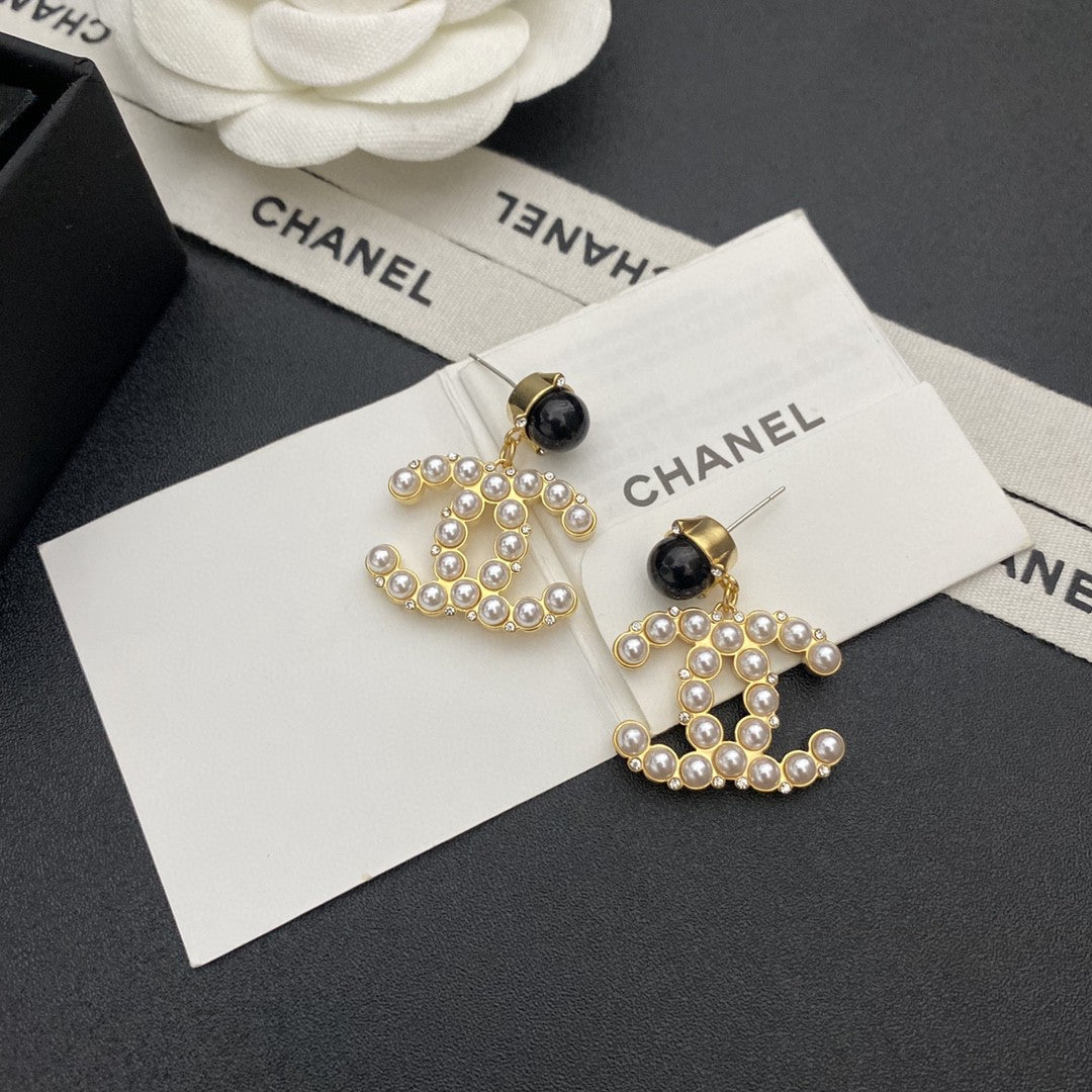 Chanel Pearl Pendant Earrings - 6 cm Height - 18K Yellow Gold