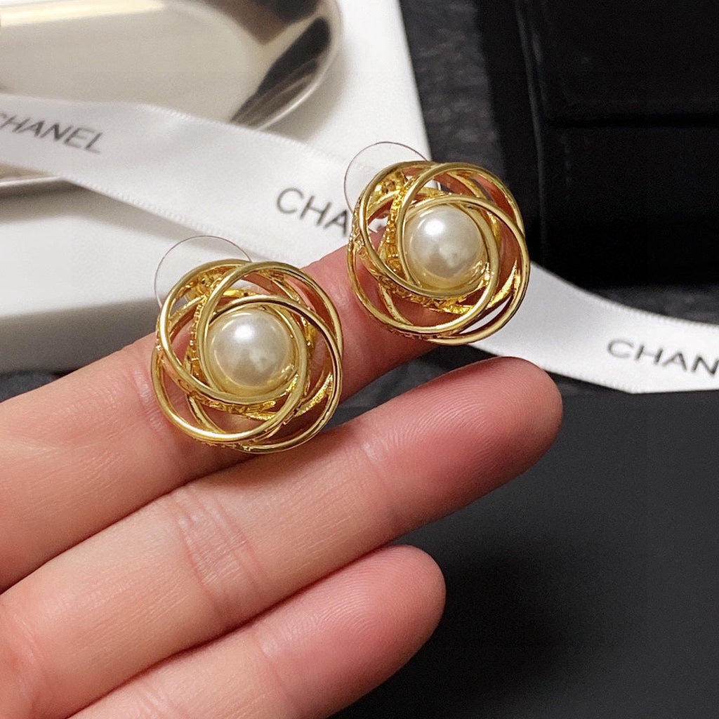 Chanel Pearl Earrings - 18K Yellow Gold