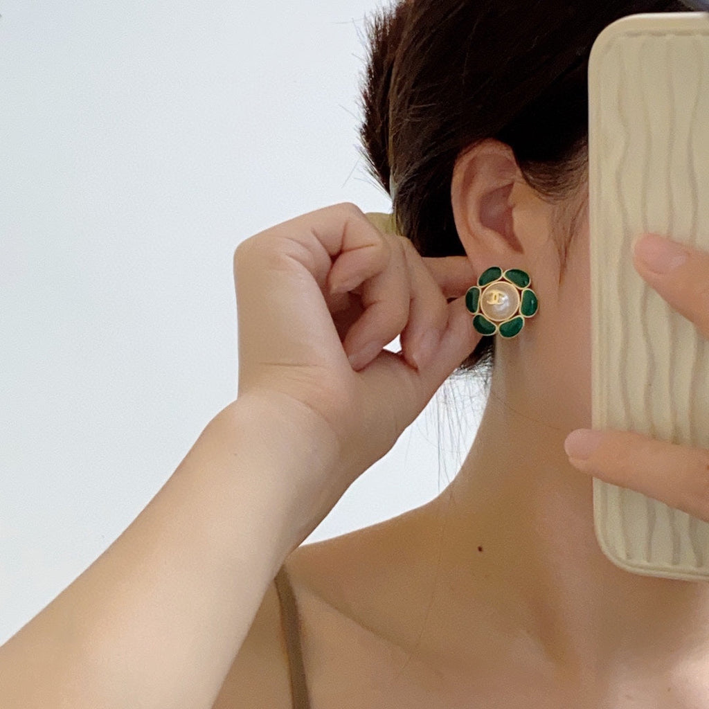 Chanel Emerald Petals Earrings - 18K Yellow Gold