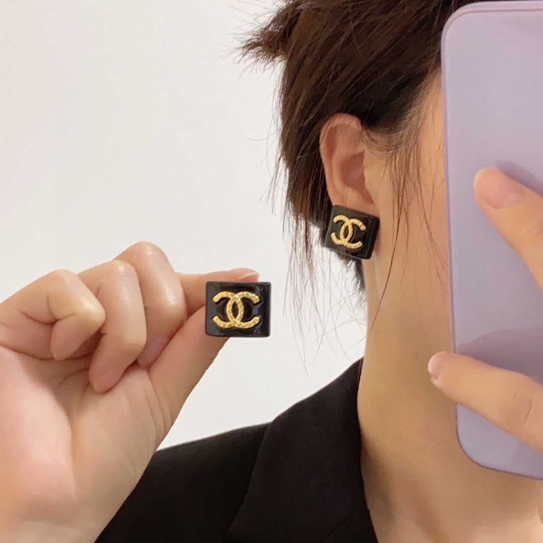 Chanel Black Resin Square Earrings - 18K Yellow Gold