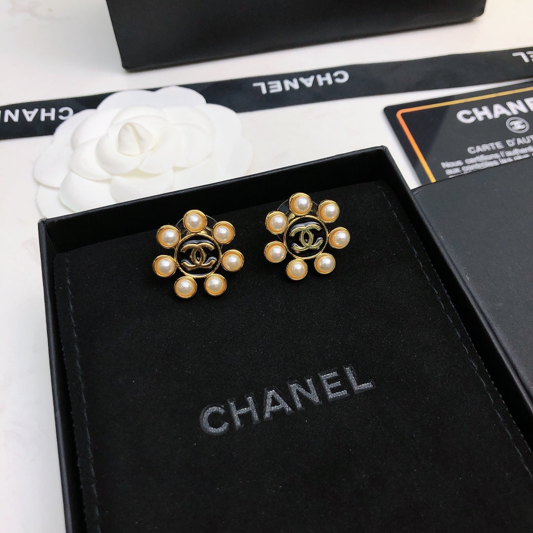 Chanel Flower Pearl Earrings - 18K Yellow Gold