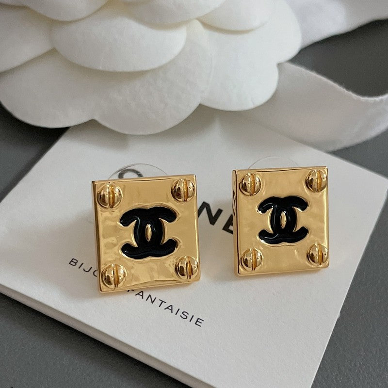 Chanel Black Gold Square Earrings - 2 cm Height - 18K Yellow Gold