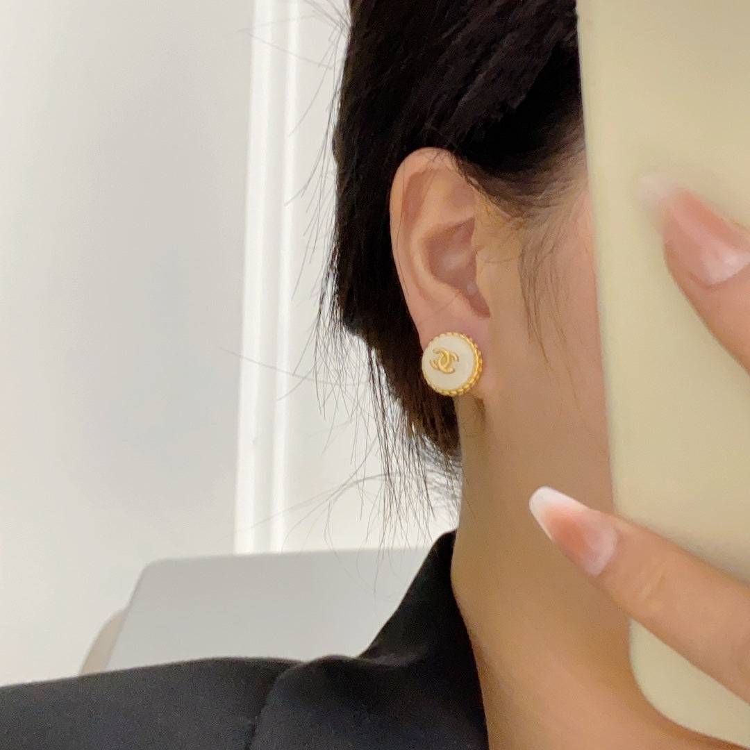 Chanel Pearl Vintage Earrings - 18K Yellow Gold