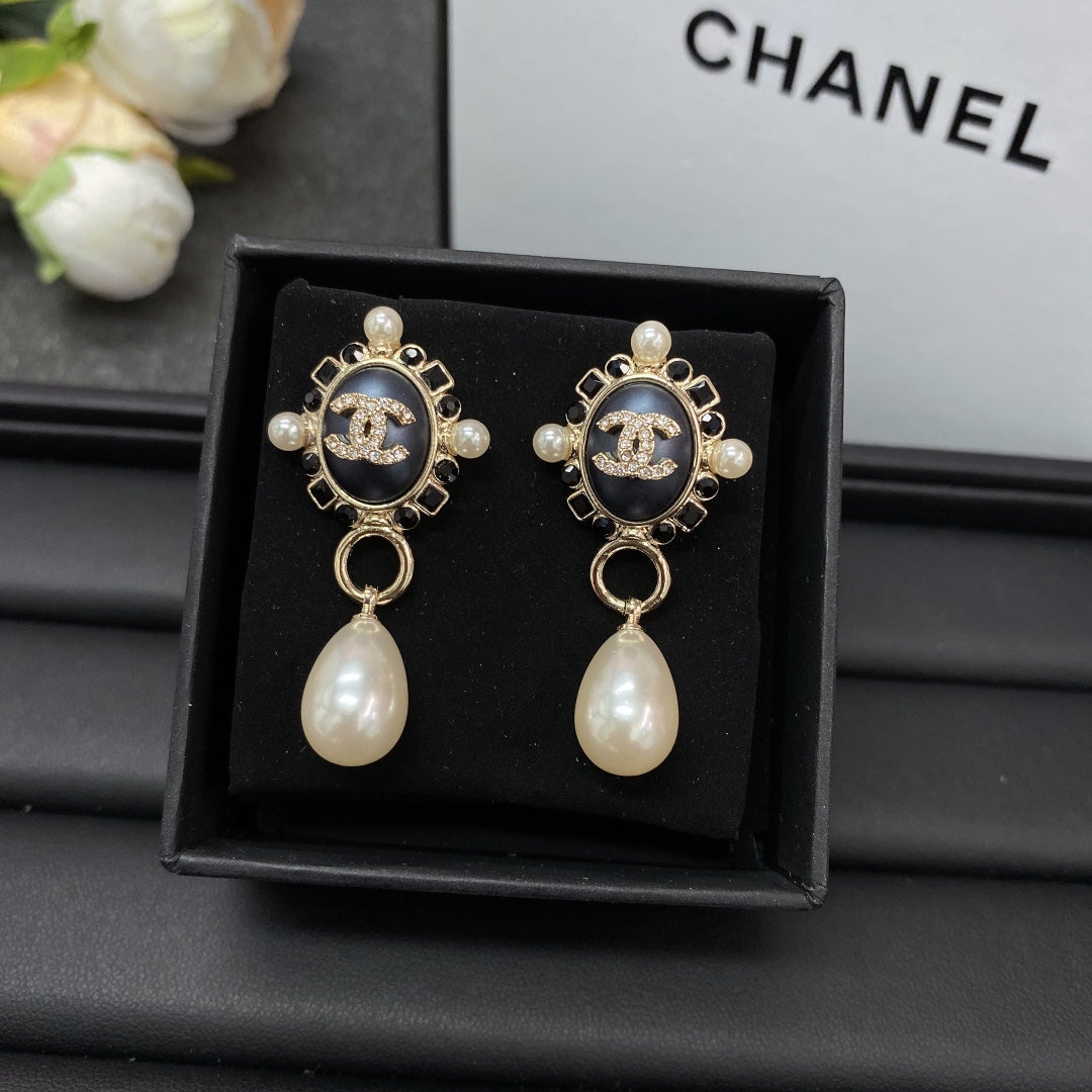 Chanel Pearl Pendant Earrings - 18K Yellow Gold