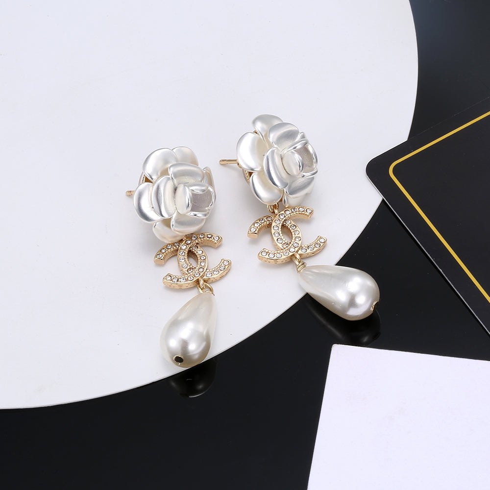 Chanel Flower Pearl Earrings - 18K Yellow Gold