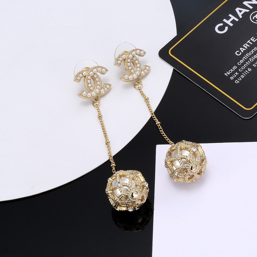 Chanel Pearl Long Earrings - 18K Yellow Gold