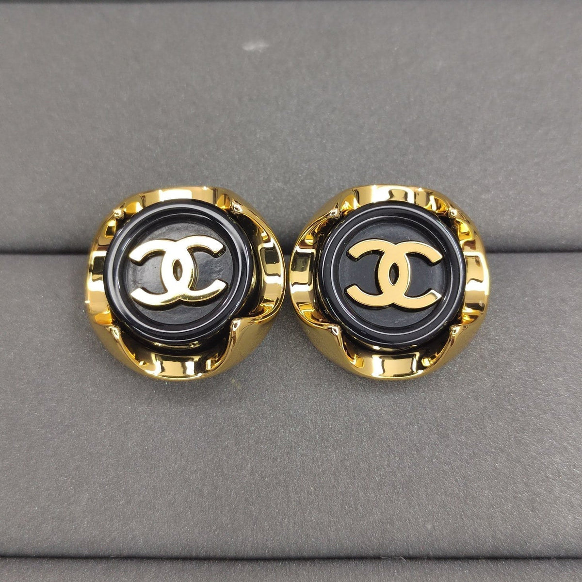 Chanel Black Earrings - 2.3 cm Height - 18K Yellow Gold