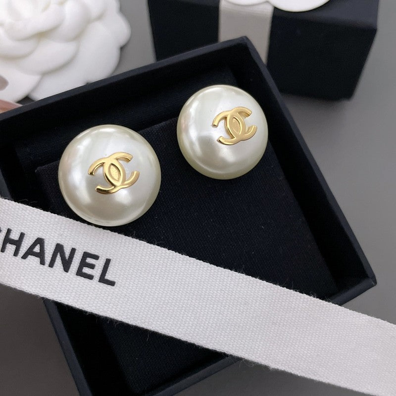 Chanel Pearl Gold Round Earrings - 18K Yellow Gold