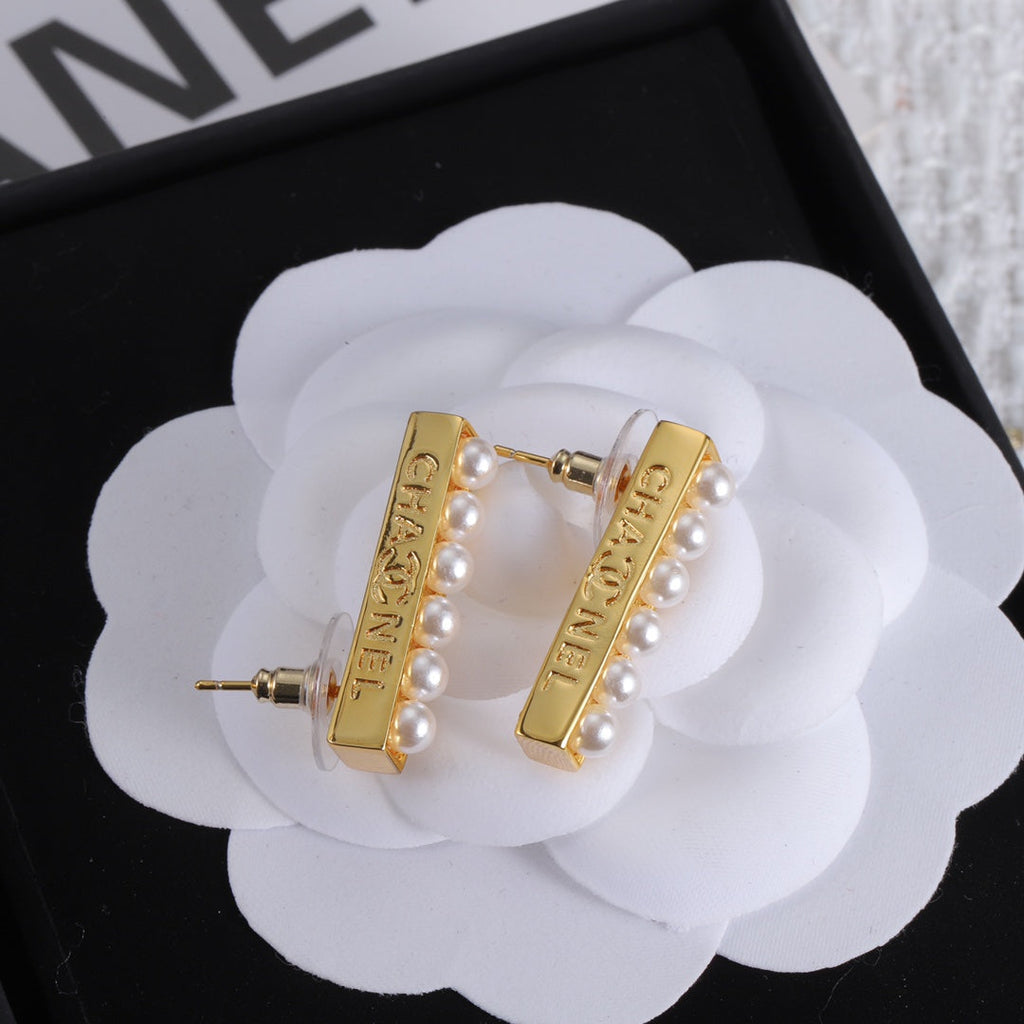 Chanel Pearl Earrings - 18K Yellow Gold