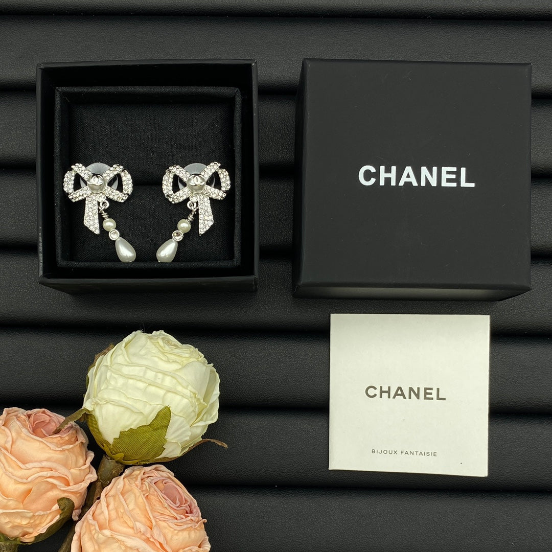 Chanel Butterfly Pearl Earrings - 18K Yellow Gold