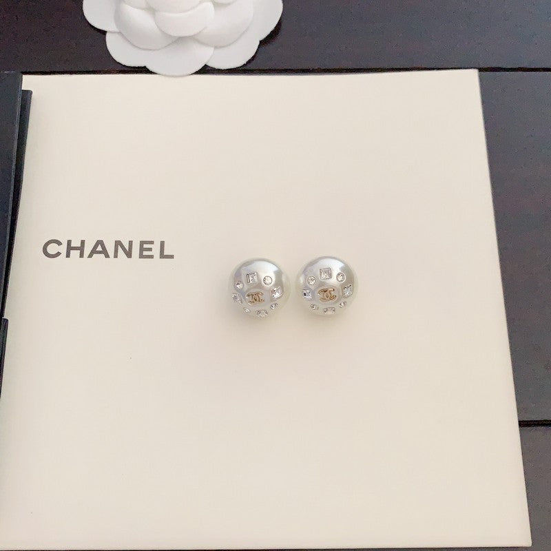 Chanel Pearl Round Crystal Earrings - 18K Yellow Gold