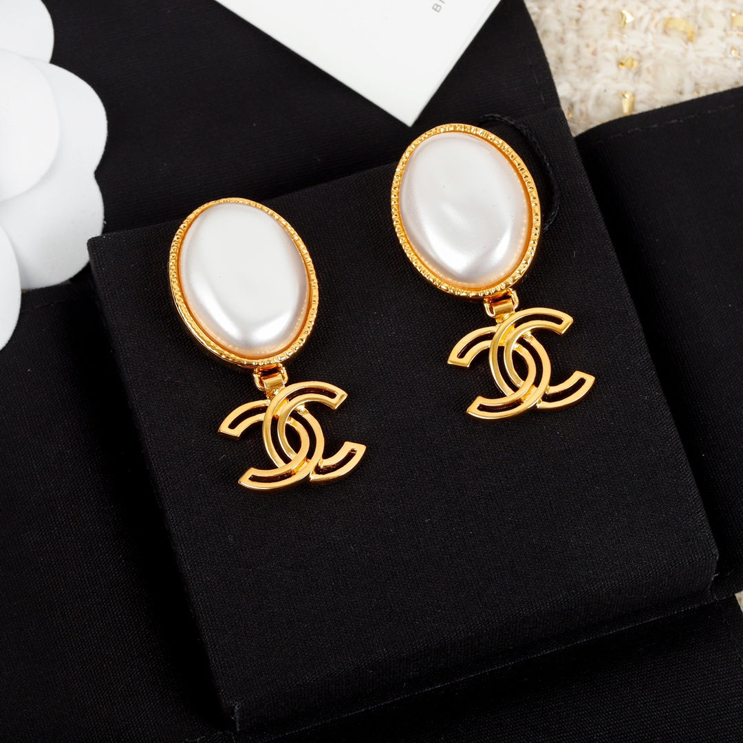 Chanel Big Pearl Pendant Earrings - 18K Yellow Gold