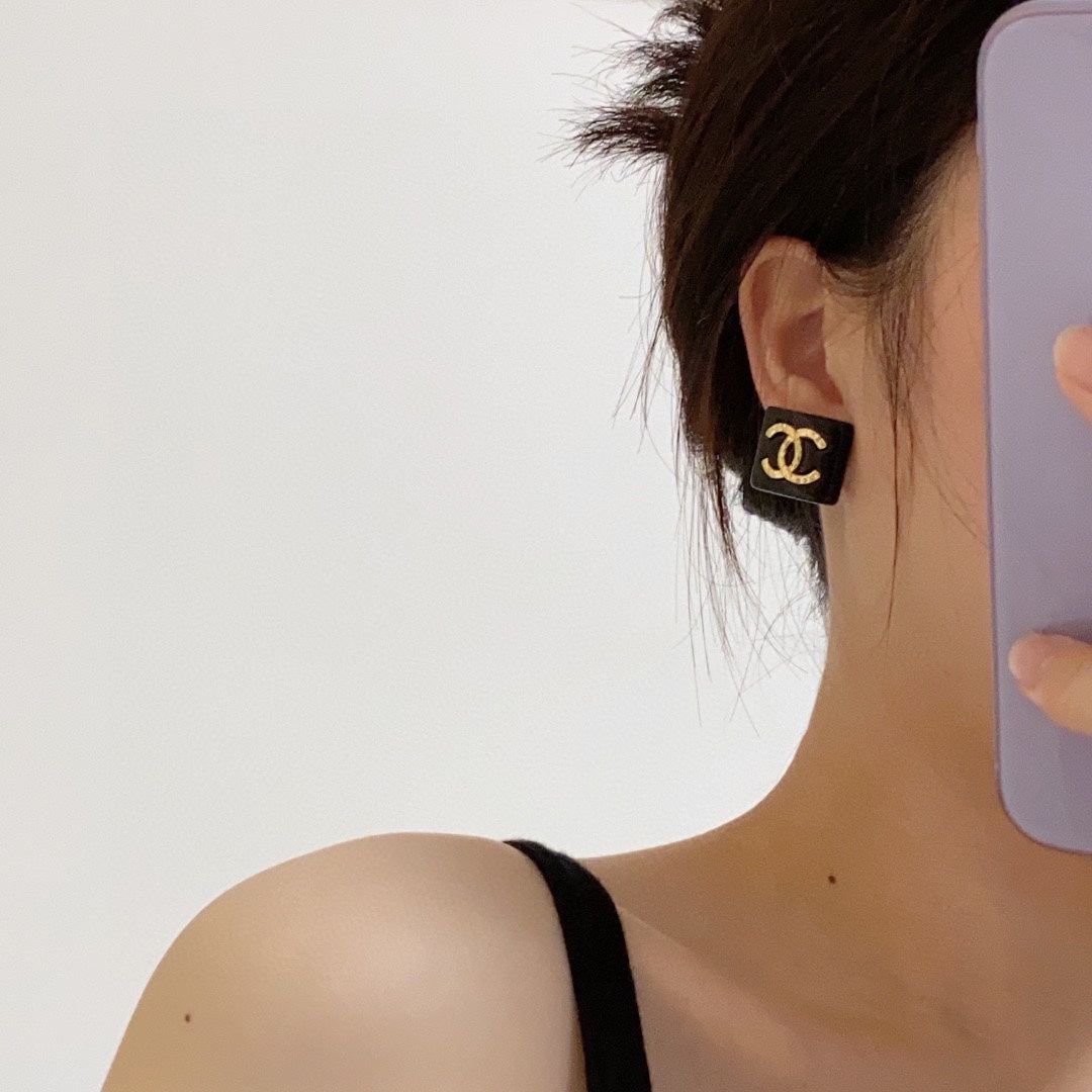 Chanel Black Resin Square Earrings - 18K Yellow Gold