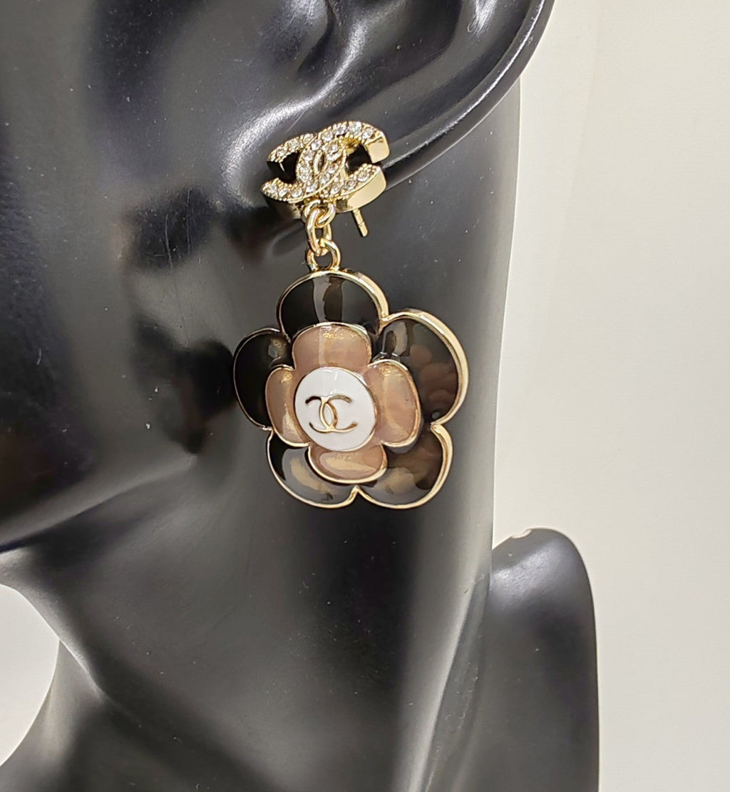 Chanel Flower Pendant Earrings - 18K Yellow Gold