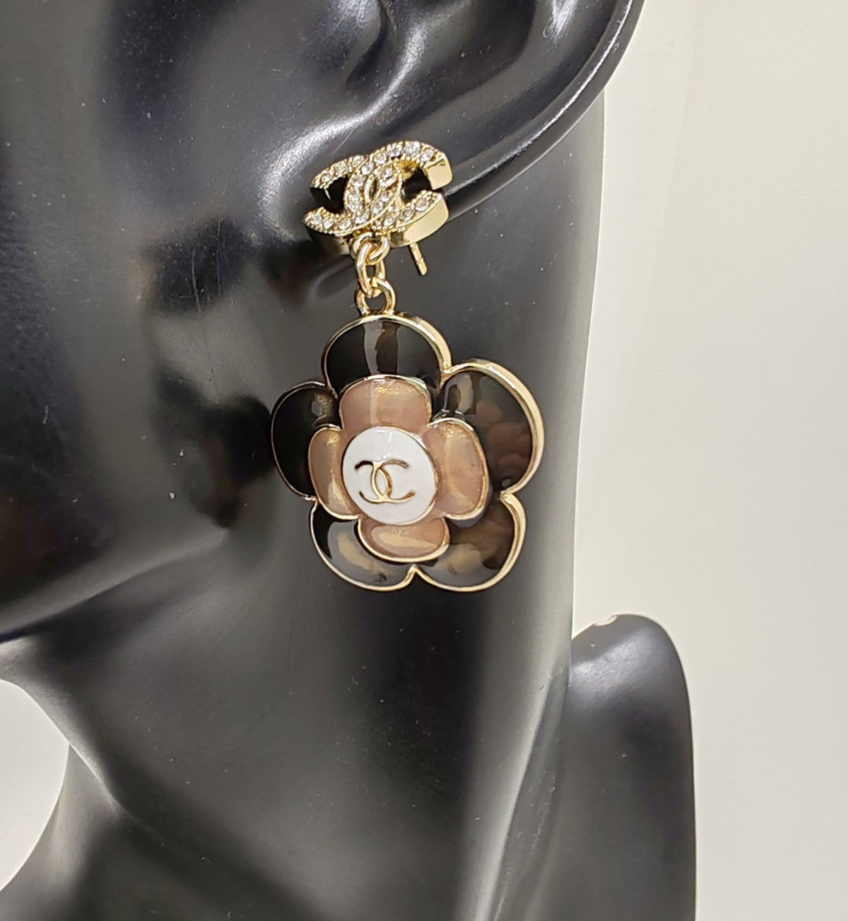 Chanel Flower Pendant Earrings - 18K Yellow Gold