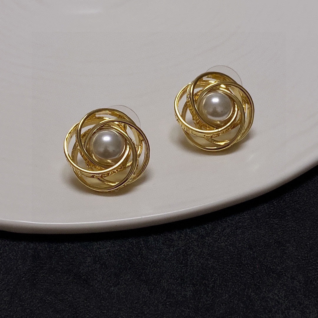 Chanel Pearl Earrings - 18K Yellow Gold