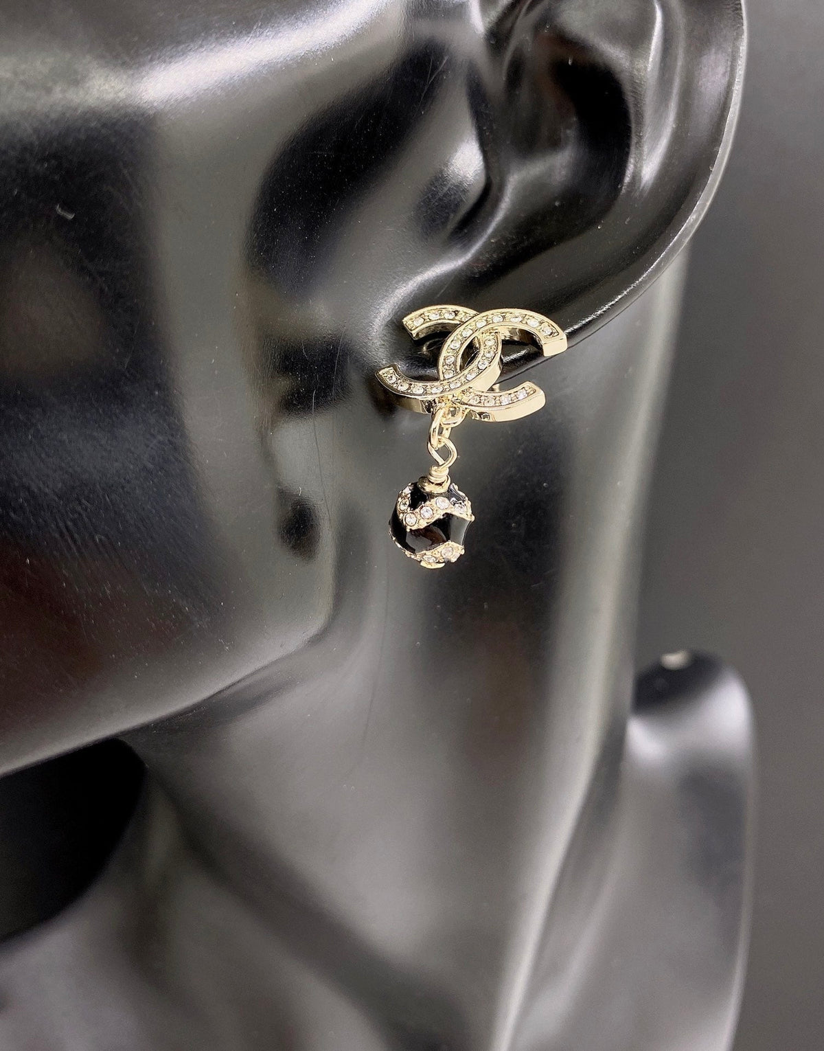 Chanel Pearl Pendant Earrings - 18K Yellow Gold