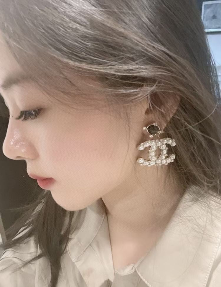 Chanel Pearl Pendant Earrings - 6 cm Height - 18K Yellow Gold