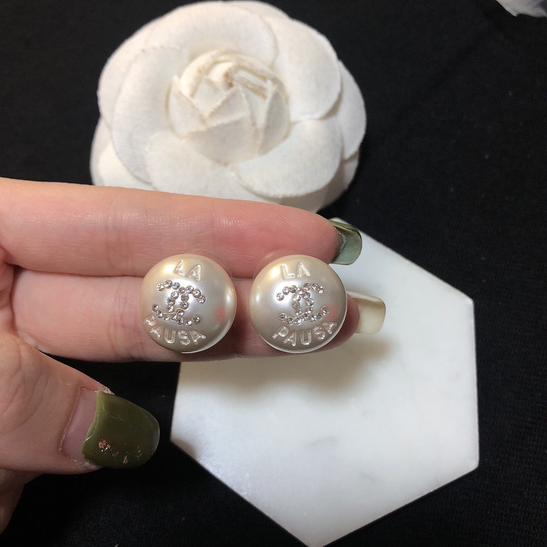 Chanel Pearl Earrings - 18K Yellow Gold