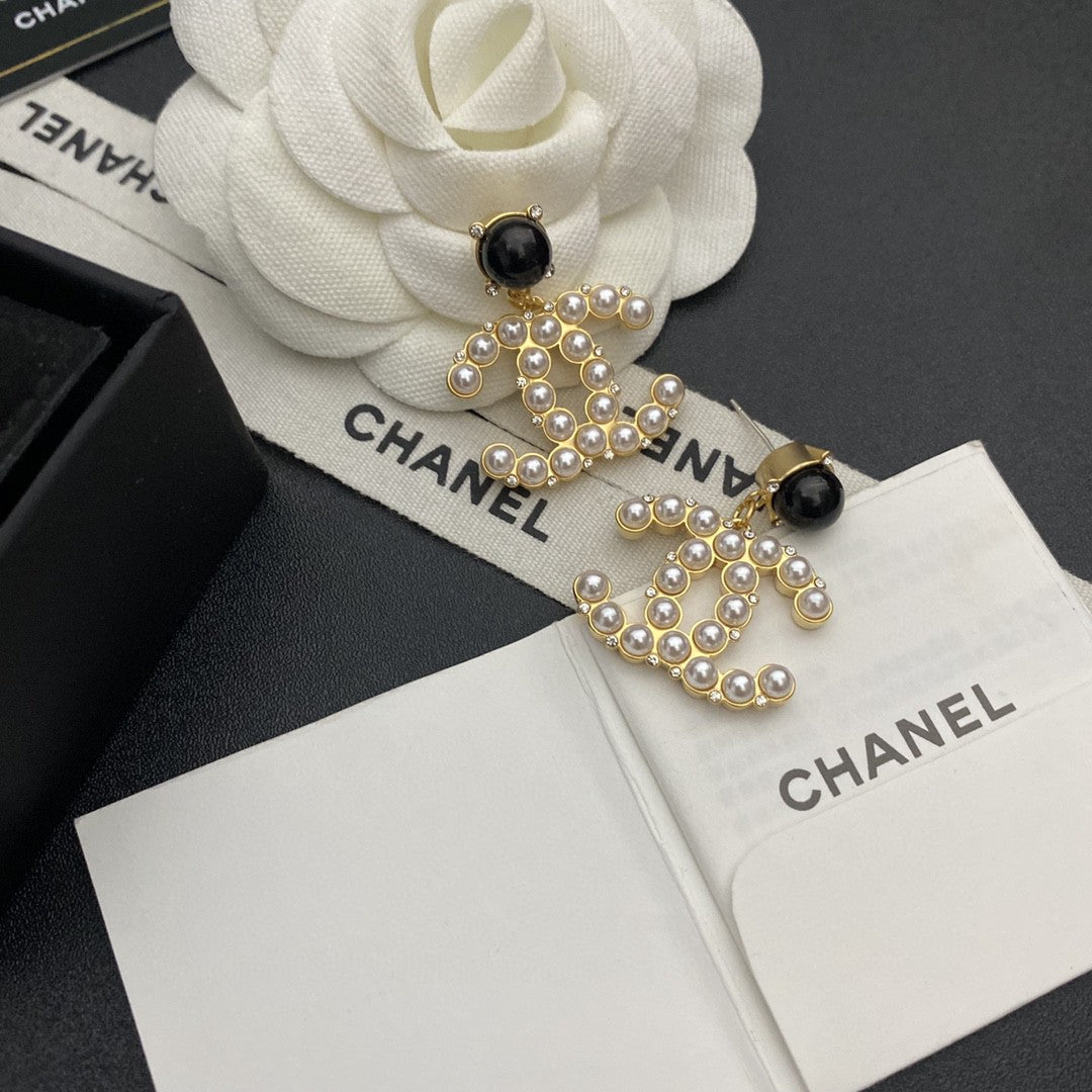 Chanel Pearl Pendant Earrings - 6 cm Height - 18K Yellow Gold