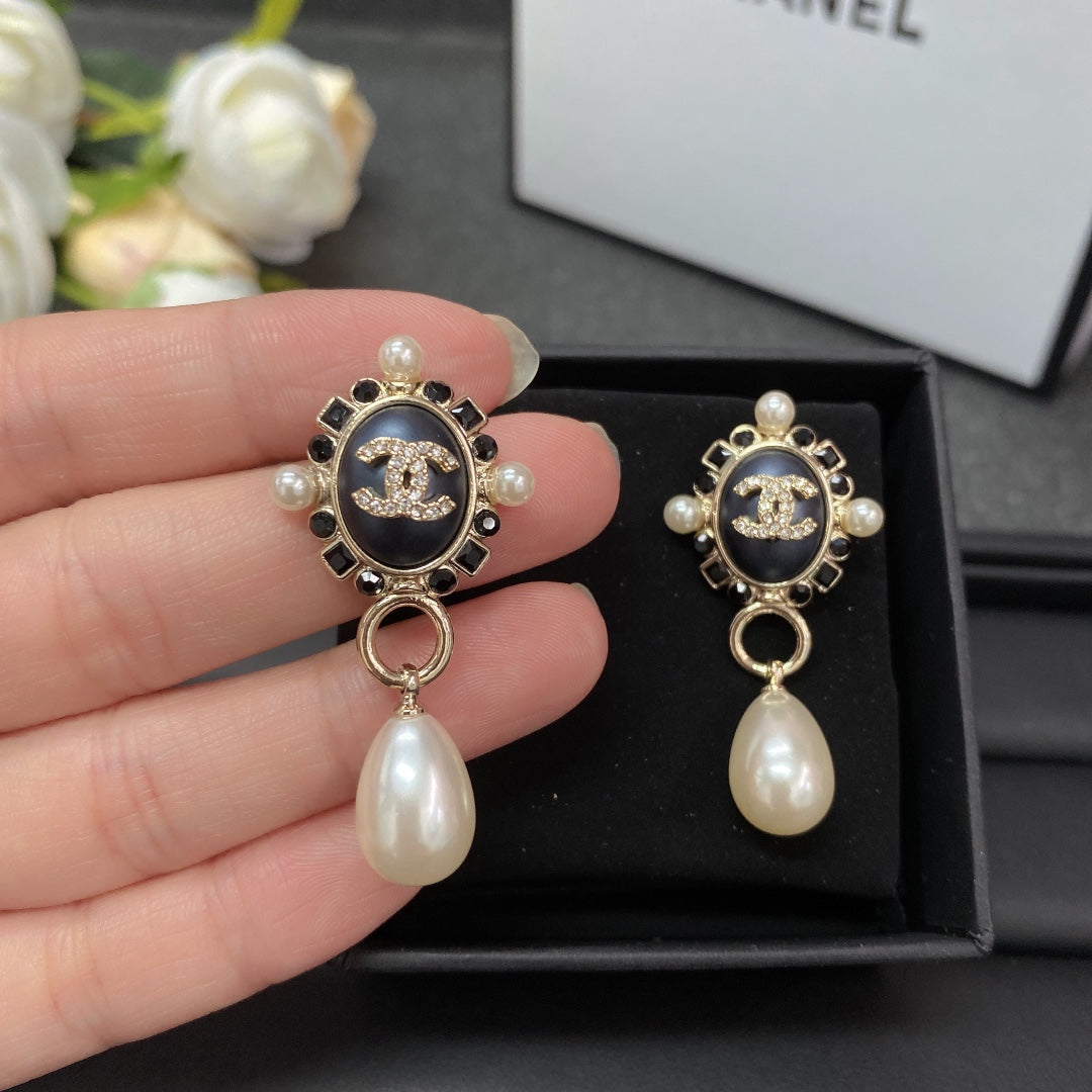 Chanel Pearl Pendant Earrings - 18K Yellow Gold