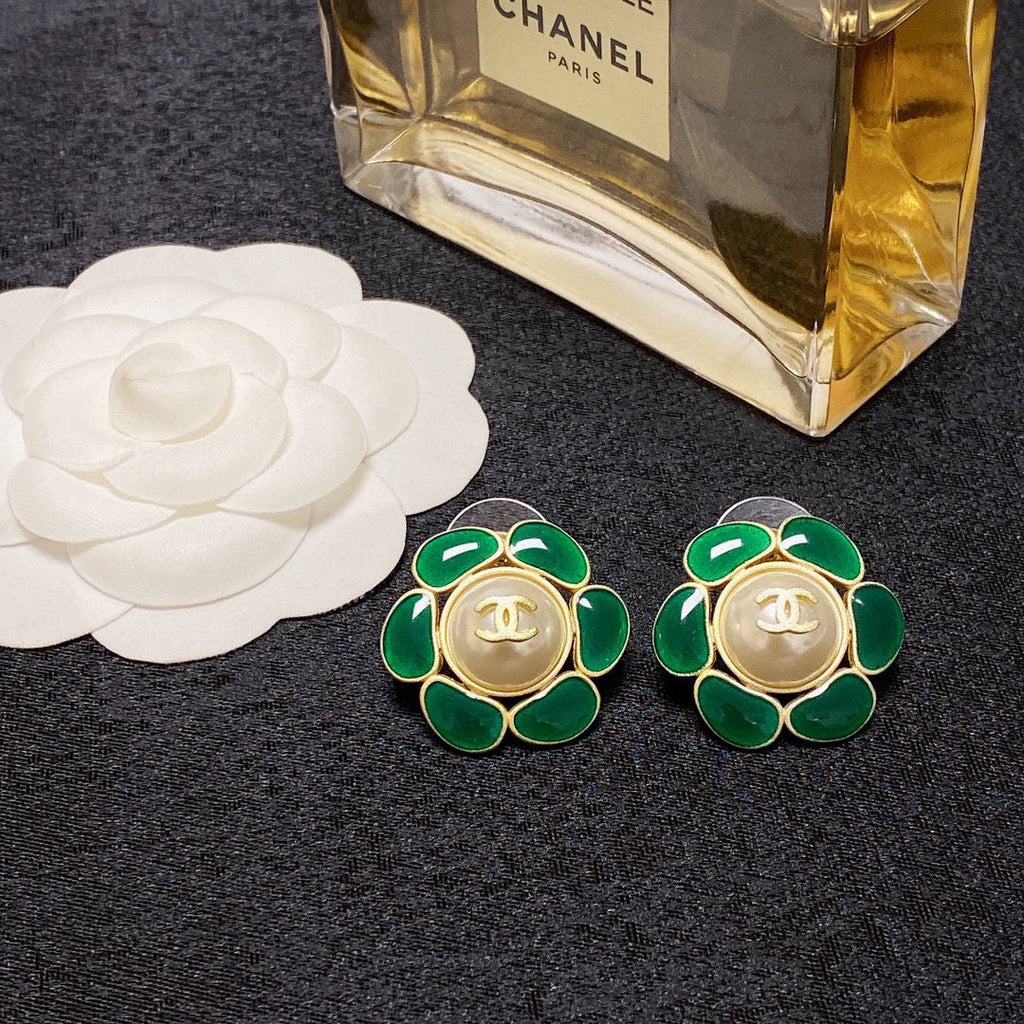 Chanel Emerald Petals Earrings - 18K Yellow Gold