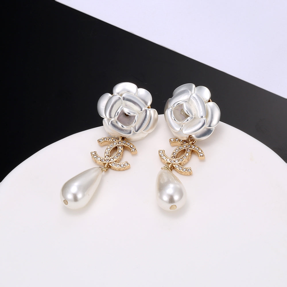 Chanel Flower Pearl Earrings - 18K Yellow Gold