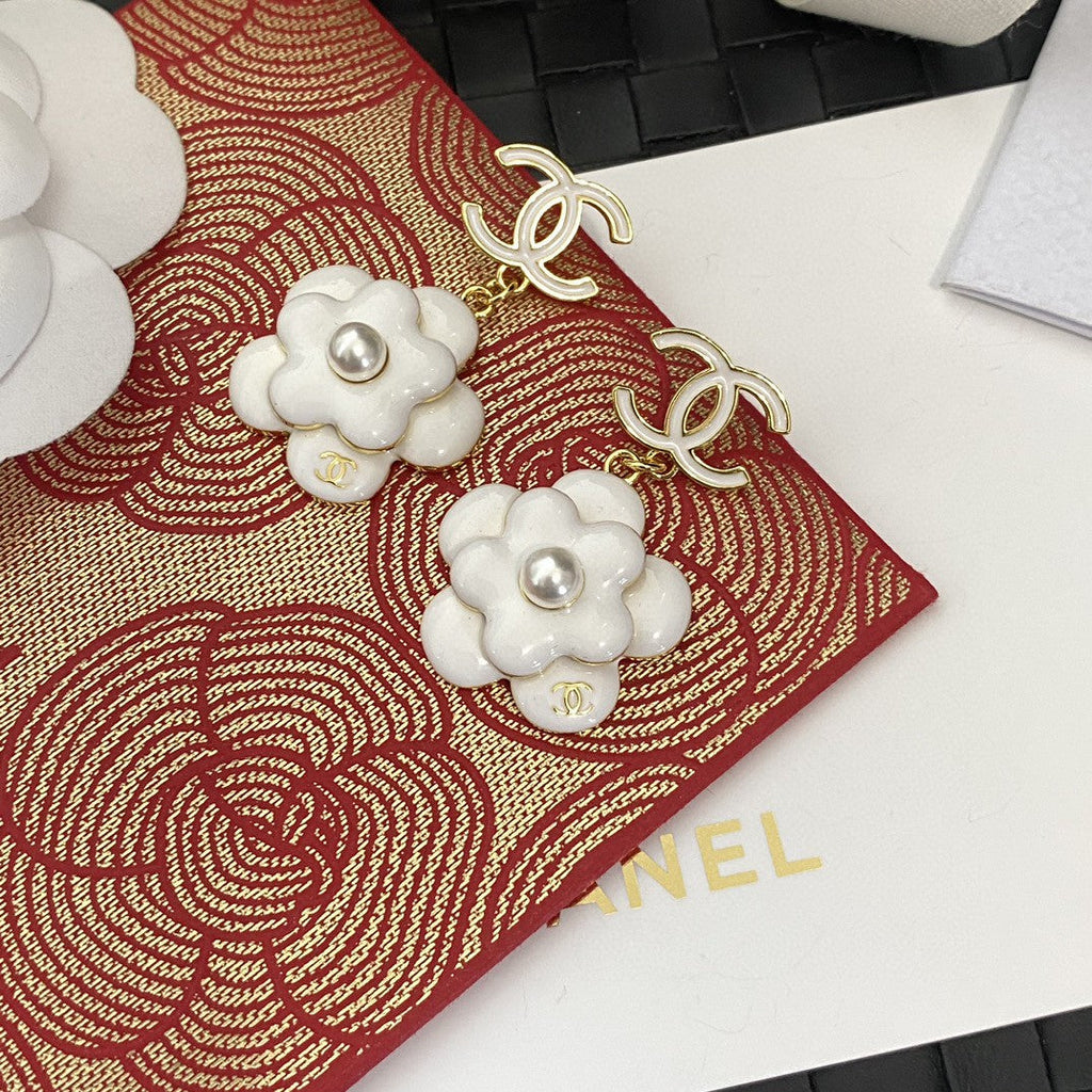 Chanel Flower Pearl Earrings - 18K Yellow Gold