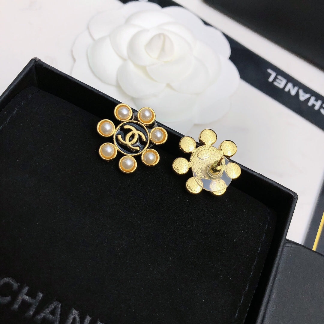 Chanel Flower Pearl Earrings - 18K Yellow Gold