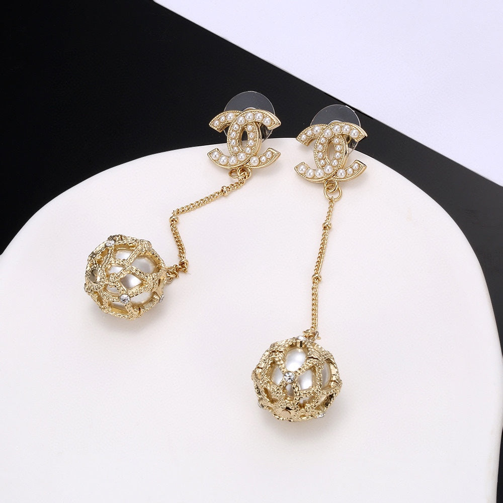 Chanel Pearl Long Earrings - 18K Yellow Gold