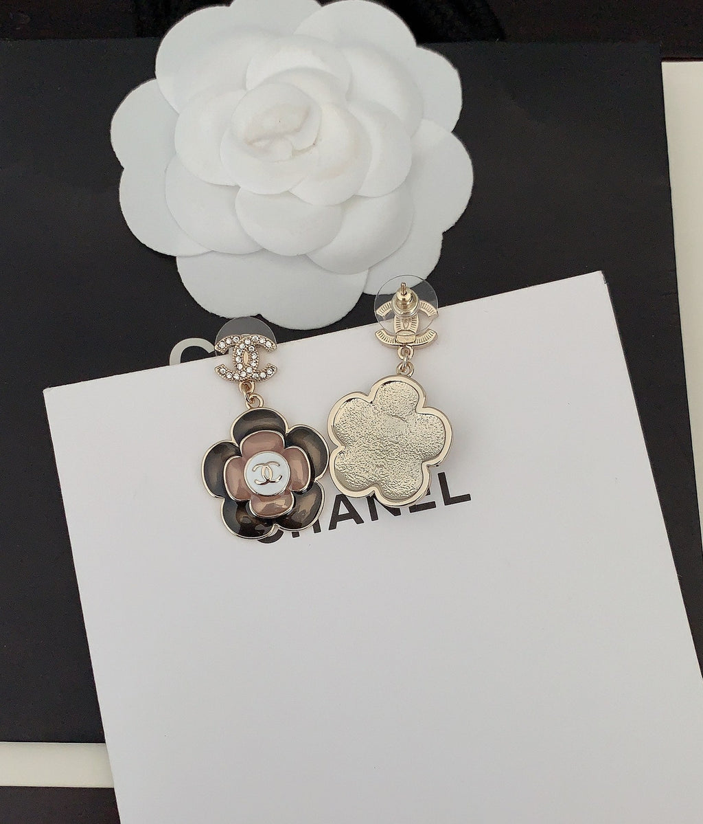 Chanel Flower Pendant Earrings - 18K Yellow Gold