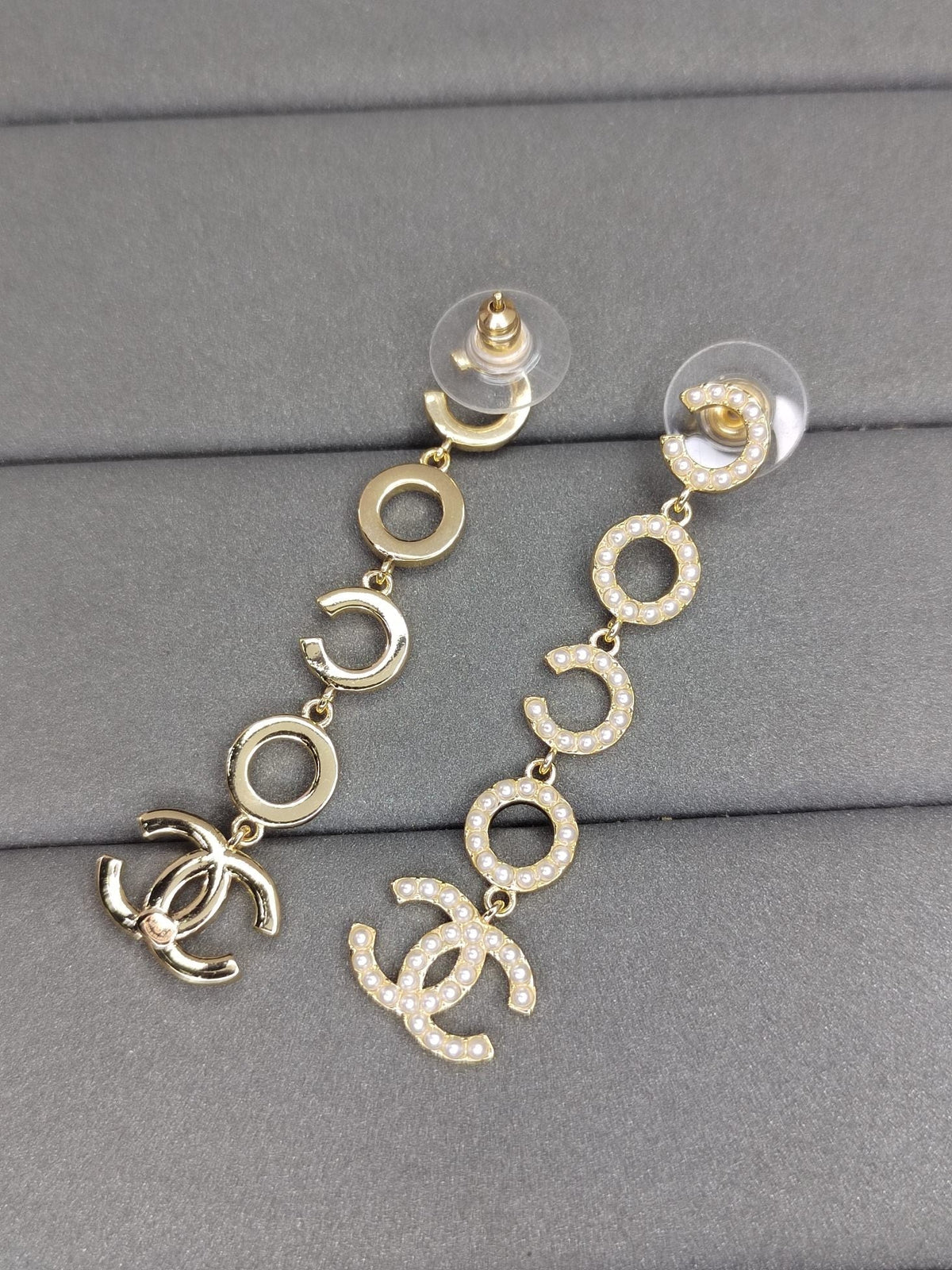 Chanel Pearl Pendant Earrings - 5.5 cm Height - 18K Yellow Gold